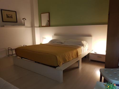 1 dormitorio con 1 cama en una habitación en Borgo Marinaro, en Aci Castello