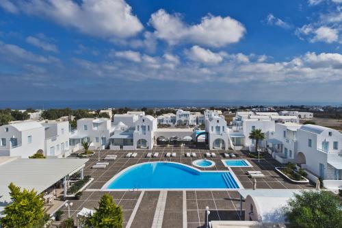 ariaal uitzicht op een resort met een zwembad bij El Greco Resort & Spa in Fira