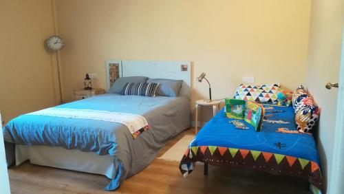 a bedroom with two beds next to each other at La casa del Duero in Tordesillas
