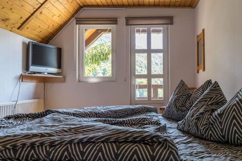 twee bedden in een kamer met een tv aan de muur bij Florile Bucegilor in Sinaia