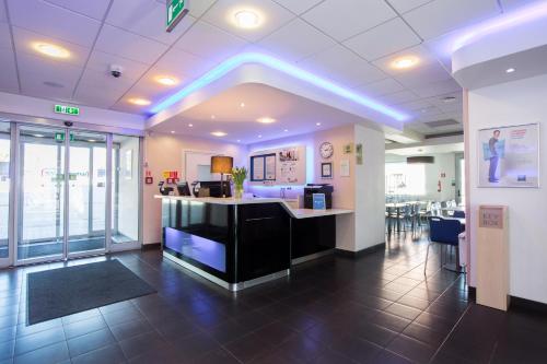 Una cocina o zona de cocina en ibis budget Torun