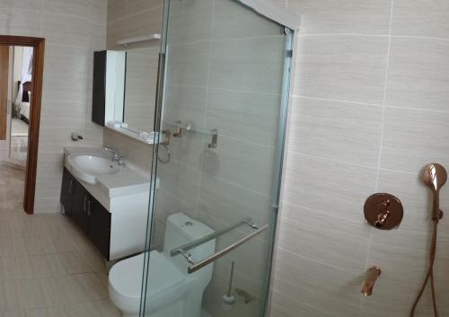 Ένα μπάνιο στο Nyali Golf View Residence