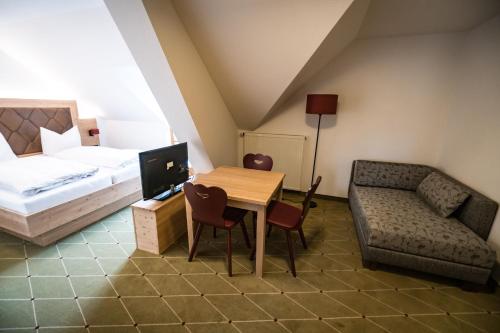 Postel nebo postele na pokoji v ubytování Hohenester Gasthaus & Hotel