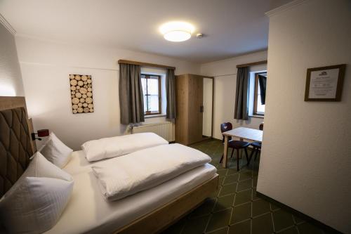 Postel nebo postele na pokoji v ubytování Hohenester Gasthaus & Hotel