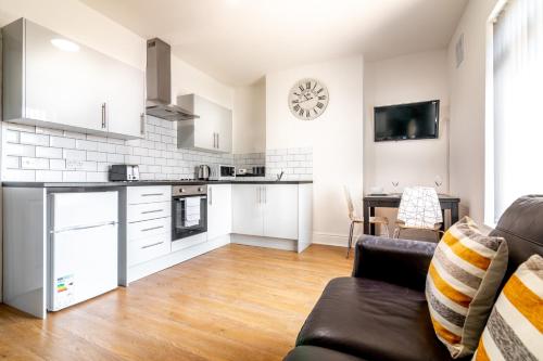 a living room with a couch and a kitchen at Port Area 1 bed Apartment Free Parking Contractor or Leisure in Hull