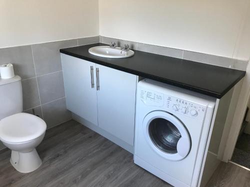 bagno con lavatrice e lavandino di PLATFORM Port Area Apartment 2 a Hull