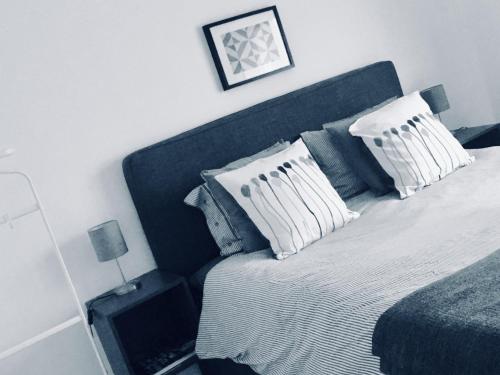 - une chambre avec un grand lit et des oreillers blancs dans l'établissement Living5, à Herve