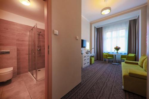 łazienka z prysznicem i salon w obiekcie Hotel *** NAT Krynica Zdrój w mieście Krynica Zdrój