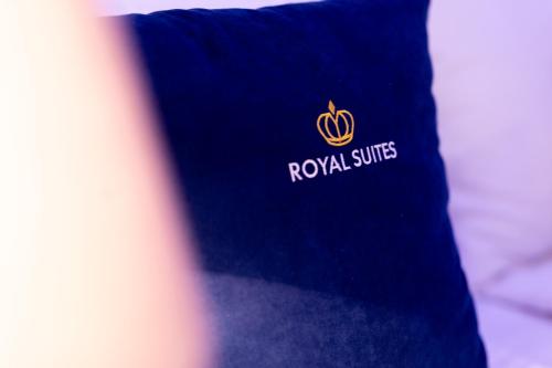 Royal Suitesに飾ってある許可証、賞状、看板またはその他の書類