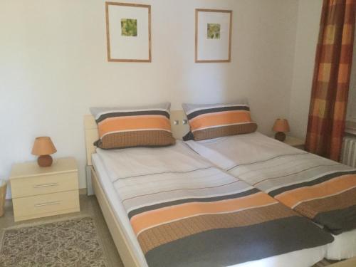 1 dormitorio con 1 cama con 2 almohadas en Ferienhaus Moock, en Horn-Bad Meinberg