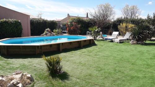 - une grande piscine dans une cour avec une pelouse dans l'établissement La maison du bonheur, à Gréoux-les-Bains