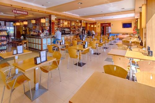 Hotel MIRAVALLEにあるレストランまたは飲食店