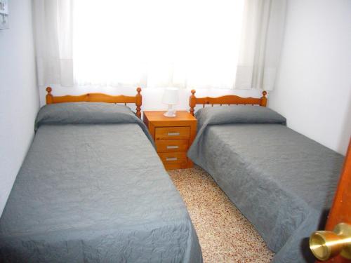 ベニドルムにあるZEUS - Fincas Arenaの窓付きの小さなベッドルームのベッド2台