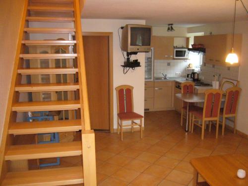 uma sala de estar com uma escada e uma cozinha em Ferienhof Drewes Ranch em Wietzendorf