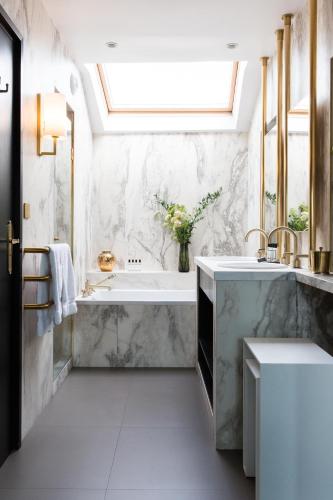 a bathroom with a tub and a sink at Hôtel Le Relais Saint-Germain in Paris