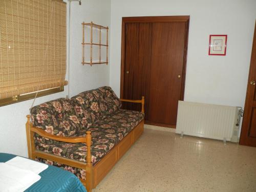 salon z kanapą i oknem w obiekcie Principado Centro III - Fincas Arena w mieście Benidorm