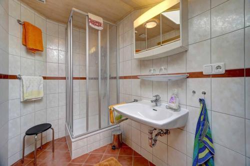 ein Bad mit einem Waschbecken und einer Dusche in der Unterkunft Gästehaus Schmalzreich in Lam