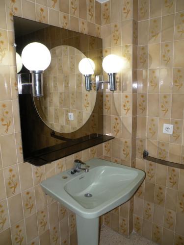 a bathroom with a sink and a mirror at Principado Centro III - Fincas Arena in Benidorm
