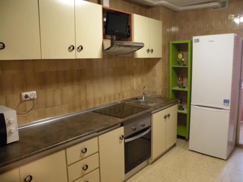 kuchnia ze zlewem i lodówką w obiekcie Principado Centro III - Fincas Arena w mieście Benidorm