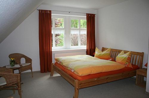 Schlafzimmer mit einem großen Bett und einem Fenster in der Unterkunft Ferienhof Wroge in Wietzendorf