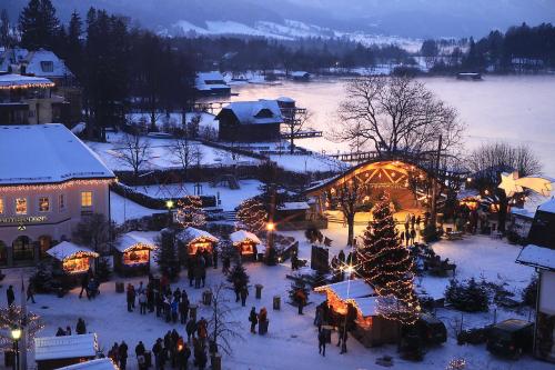 eine Gruppe von Menschen, die auf einem Weihnachtsmarkt spazieren in der Unterkunft Ferienwohnungen Sammer in Strobl