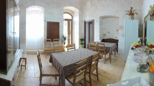 a kitchen and dining room with a table and chairs at Ape Rossa in Castellana Grotte