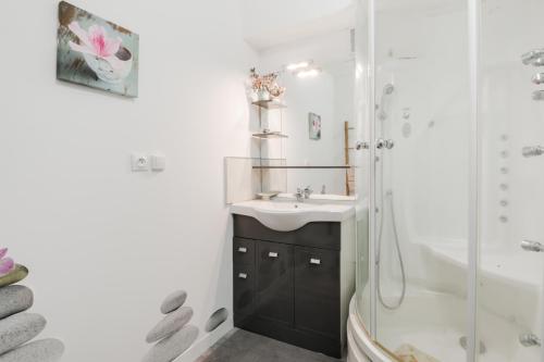 une salle de bain avec douche et lavabo dans l'établissement Le Studio du Mail, à Six-Fours-les-Plages