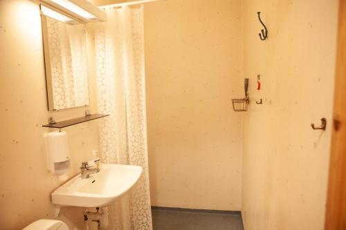 Ett badrum på Björnforsens Turist & Konferenshotell, Nära Husum, Örnsköldsvik