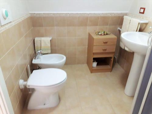 ein Badezimmer mit Toilette und Waschbecken in der Unterkunft Casa Martina in Peschici