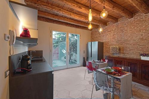 A kitchen or kitchenette at 28 Alla Rotonda
