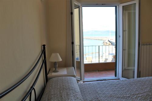 Ένα ή περισσότερα κρεβάτια σε δωμάτιο στο Casa La Marinella
