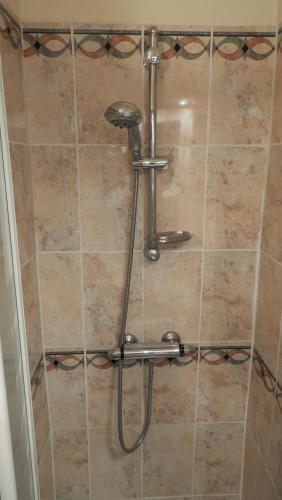 une douche avec pommeau de douche dans une salle de bain dans l'établissement Appartement Saint Pierre 30m de la plage, à Saint Pierre La Mer