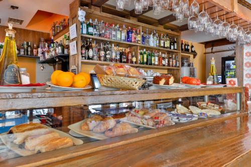 a bakery with bread and other food items on display at Hostería El Bodegón De Gredos in Arenas de San Pedro