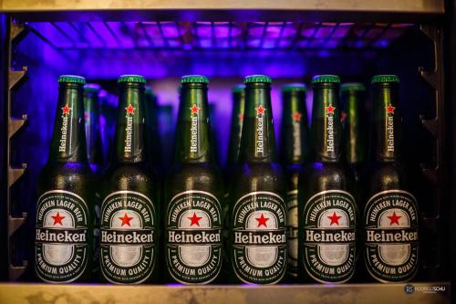 a row of bottles of beer in a cooler at Tonello Business Hotel in Campo Mourão