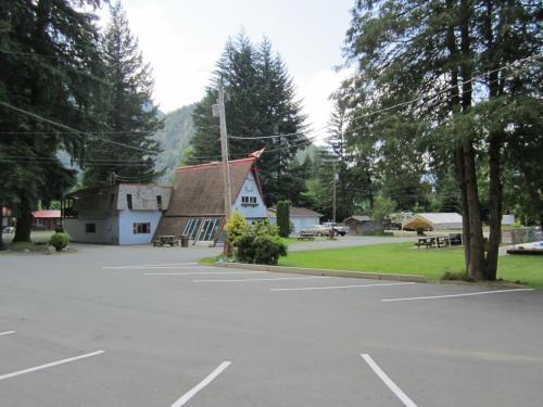 a parking lot in front of a building at Holiday Motel & RV Resort in Hope