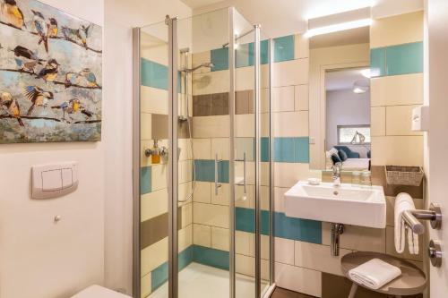 a bathroom with a sink and a shower at Hotel F-RITZ in Schleswig