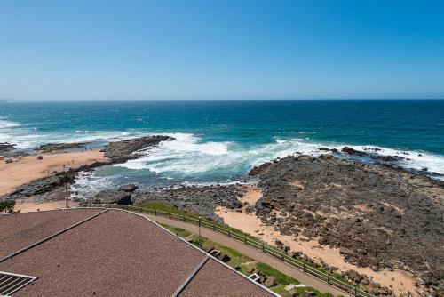 eine Luftansicht auf einen Strand und das Meer in der Unterkunft The Boulders 304 in Ballito