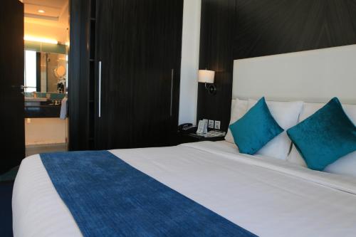 Postel nebo postele na pokoji v ubytování S Hotel Bahrain