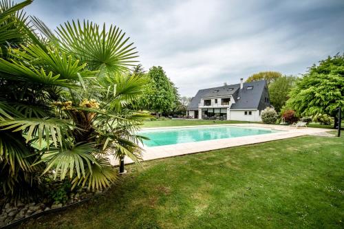 a swimming pool in the yard of a house at Le champ du Renne in Le Mans