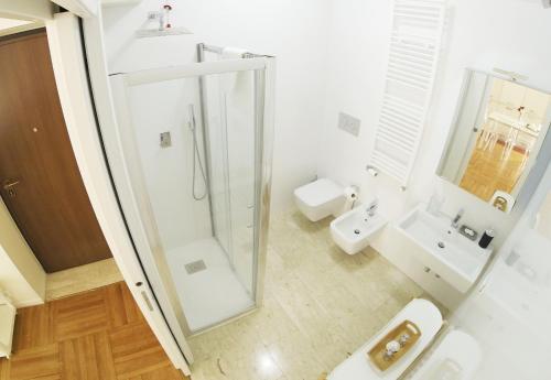 y baño con ducha, aseo y lavamanos. en Apartments Porta Venezia - Milan downtown, en Milán