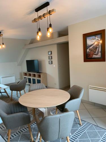 une salle à manger avec une table et des chaises dans l'établissement Appartement de 70 m2 bien situé à Boulogne sur mer, à Boulogne-sur-Mer