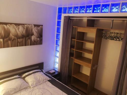 - une chambre avec des lits superposés et un placard dans l'établissement Les Charmettes de la Côte - Entre mer et montagne, à Carros