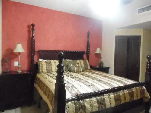 1 dormitorio con 1 cama grande y 2 lámparas en Sonoran Sky 1BR Upper SKY 405-V by Casago en Puerto Peñasco