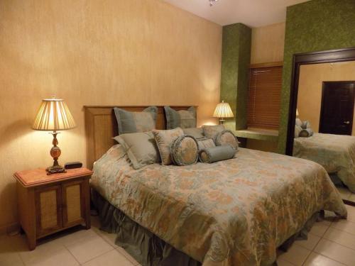 1 dormitorio con 1 cama grande y espejo en Sonoran Sea 1BR SSE 212 by Casago, en Puerto Peñasco
