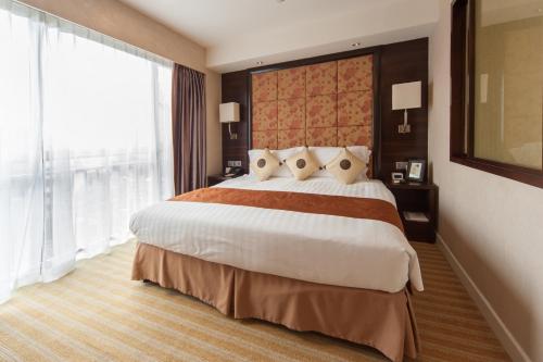 A bed or beds in a room at Ascott Guangzhou, Free Shuttle Bus For Canton Fair