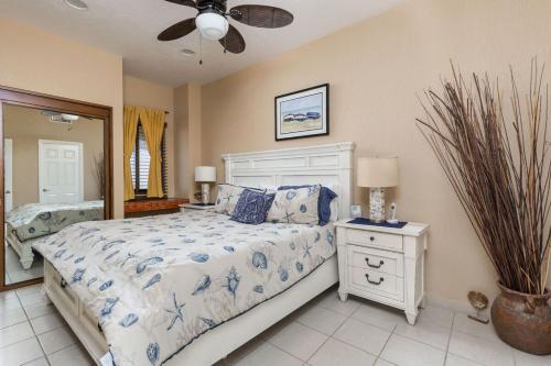 Ένα ή περισσότερα κρεβάτια σε δωμάτιο στο Sonoran Sea 1BR SSW 510 by Casago