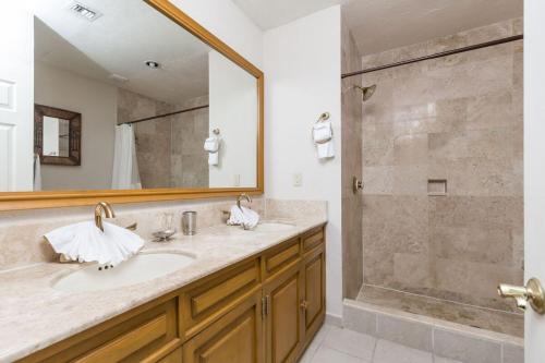 een badkamer met een wastafel en een douche bij Sonoran Sea 2BR SSW 505 by Casago in Puerto Peñasco