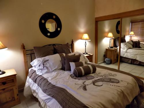 - une chambre avec un grand lit et un grand miroir dans l'établissement Sonoran Sea 3BR Deluxe SSW 708 by Casago, à Puerto Peñasco