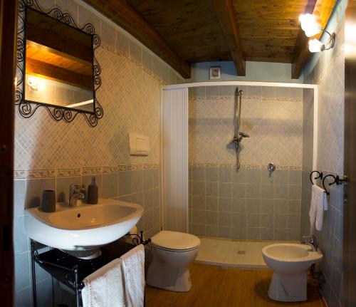 マツァーラ・デル・ヴァッロにあるMulino Bonacasaのバスルーム(洗面台、トイレ、シャワー付)