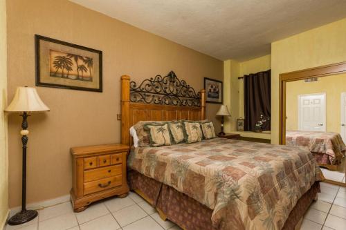 sypialnia z łóżkiem, lampką i lustrem w obiekcie Sonoran Sea 1BR SSW 311 by Casago w mieście Puerto Peñasco